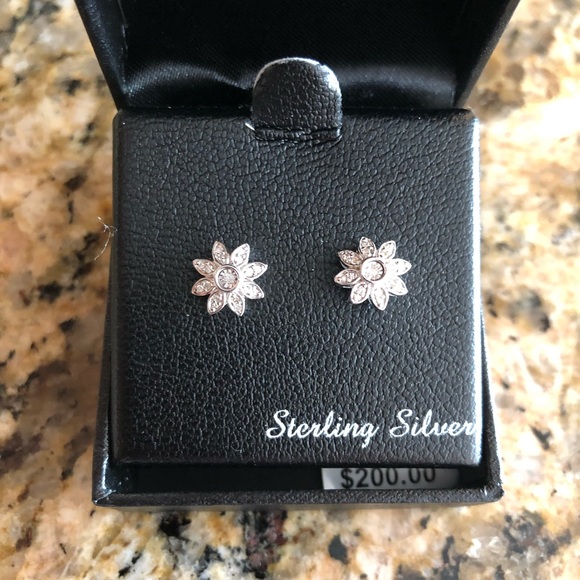 🆕 Diamond Flower Earrings - Picture 3 of 4